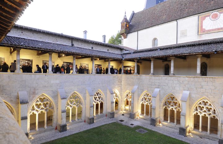 Le cloître de l'Abbaye d'Ambronay, Centre culturel de rencontres.
 (Bertrand Pichène)