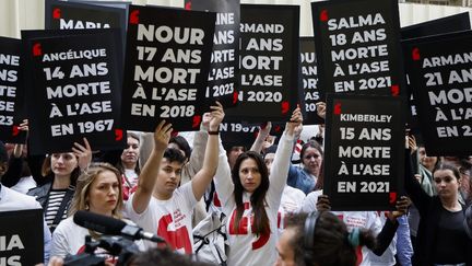 Des manifestants rendent hommage à des mineurs morts durant leur placement à l'Aide sociale à l'enfance, le 7 mai 2024, près de l'Assemblée nationale, à Paris, à l'initiative du Comité de vigilance des anciens enfants placés. (LUDOVIC MARIN / AFP)