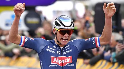 Le Néerlandais&nbsp;Mathieu van der Poel&nbsp;explose de joie en s'imposant pour la deuxième fois de sa carrière dans le Tour de Flandres, le 3 avril 2022. (GEERT VANDEN WIJNGAERT / AP)