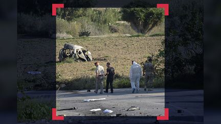 La police et des experts légistes inspectent l'épave d'une voiture piégée qui a tué la journaliste et blogueuse Daphne Caruana Galizia près de chez elle à Bidnija, Malte, le 16 octobre 2017. (STR / AFP)