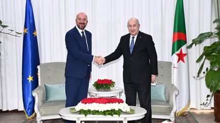 Le président du Conseil européen, Charles Michel, avec le président algérien Abdelmadjid Tebboune au palais d'El Mouradia à Alger, le 5 septembre.&nbsp; (ALGERIAN PRESIDENCY / HANDOUT / ANADOLU AGENCY)