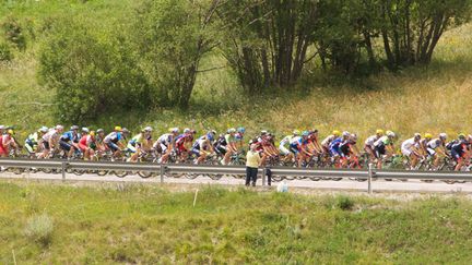 &nbsp; (Le peloton dans la montée du col du Lautaret © RF/BS)