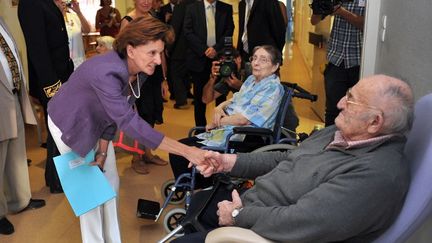 La ministre d&eacute;l&eacute;gu&eacute;e aux Personnes &acirc;g&eacute;es et &agrave; l'Autonomie, Mich&egrave;le Delaunay, visite une maison de retraite &agrave; Aiguillon (Lot-et-Garonne), le 17 ao&ucirc;t 2012. (PIERRE ANDRIEU / AFP)