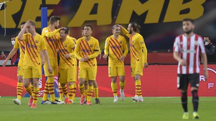 Les joueurs du Barça célèbrent la victoire face à Bilbao, le 17 avril 2021, en finale de la Coupe du Roi (CRISTINA QUICLER / AFP)