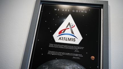 Un poster de la mission Artemis à la Nasa, à Cap Canaveral (Floride). (EVA MARIE UZCATEGUI / AFP)