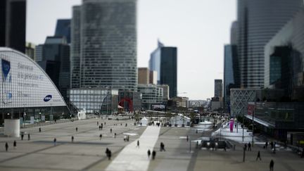 Le parvis de La Défense et les tours avoisinantes, dans les Hauts-de-Seine. (FRED DUFOUR / AFP)