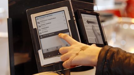 Un livre num&eacute;rique expos&eacute; &agrave; la Foire du livre de Paris, le 18 mars 2011. (FRANCOIS GUILLOT / AFP)