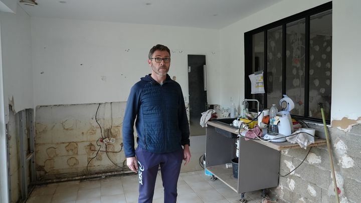 Vincent Maquignon pose dans la cuisine de sa maison touchée par les inondations, le 18 mars 2024 à Blendecques (Pas-de-Calais). (PAOLO PHILIPPE / FRANCEINFO)