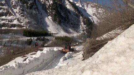 Pour accueillir le printemps sur le&nbsp;col de la Croix-de-Fer, en Isère, il faut déneiger certaines routes.&nbsp; (CAPTURE ECRAN FRANCE 3)