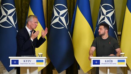 Le président ukrainien, Volodymyr Zelensky, et le secrétaire général de l'Alliance atlantique, Jens Stoltenberg, lors d'une conférence de presse à Kiev, le 28 septembre 2023. (SERGEI SUPINSKY / AFP)