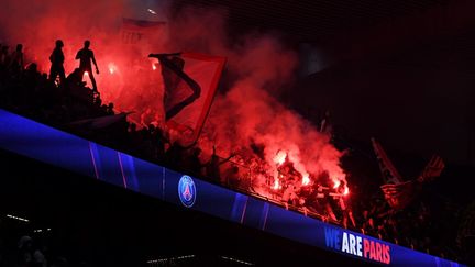 Les supporters du Paris Saint-Germain réunis au Parc des Princes pour regarder la finale sur grand écran.&nbsp;Autour du stade, les forces de l'ordre ont dû disperser "une centaine de personnes regroupées porte de Saint Cloud", a annoncé la Préfecture de police sur Twitter. (ALAIN JOCARD / AFP)