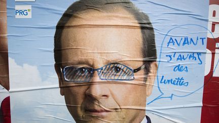 Affiche de campagne du candidat socialiste Fran&ccedil;ois Hollande &agrave; Paris, le 4 avril 2012. (JOEL SAGET / AFP)