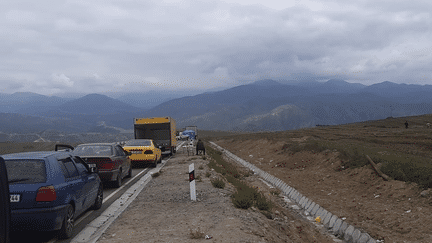 La route du corridor de Latchin, côté Arménie. Au fond, les montagnes du Haut-Karabakh. (ERIC AUDRA / MARIE-PIERRE VEROT / FRANCEINFO / RADIO FRANCE)