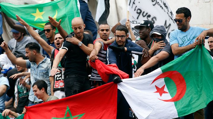 Des manifestants pro-palestiniens r&eacute;alisent une quenelle, juch&eacute;s sur le monument de la place de la R&eacute;publique &agrave; Paris, le 26 juillet 2014.&nbsp; (KENZO TRIBOUILLARD / AFP)