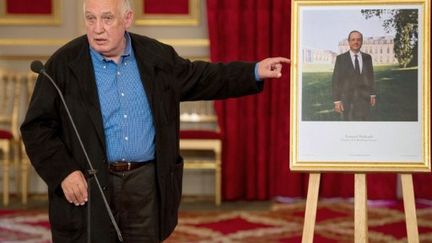 Raymond Depardon présente le portrait officiel de François Hollande (BERTRAND LANGLOIS / AFP)