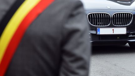 La plaque d'immatriculation de la voiture du roi Philippe de Belgique, ici le 2 octobre 2013, &agrave; Namur (Belgique),&nbsp;ne comporte que le chiffre "1". (BENOIT DOPPAGNE / BELGA MAG / AFP)