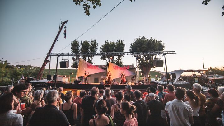 Lors du festival Convivencia, on peut profiter du concert debout si on a envie de danser, ou s’installer sur une table et des transats en dégustant les bons produits du territoire occitan. (MISS JENA)