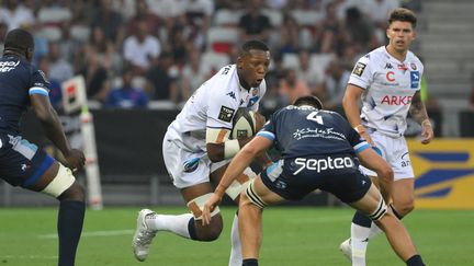 Le Bordelo-Béglais Cameron Woki au duel avec le deuxième ligne héraultais&nbsp;Florian Verhaeghe, le 18 juin 2022. (NICOLAS TUCAT / AFP)