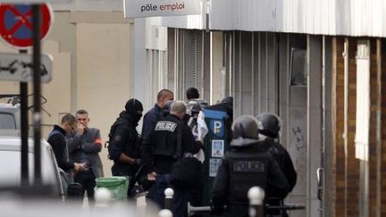 L'homme, armé d'une arme de poing, a pris deux agents de pole emploi en otage le 17 octobre 2011. (ALEXANDER KLEIN / AFP)