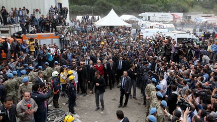 Le Premier ministre turc, Recep Tayyip Erdogan, en visite &agrave; Soma (Turquie), sur les lieux de l'accident minier, le 14 mai 2014. (CEM OKSUZ / AFP)