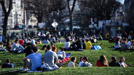 A proximité du&nbsp;canal Saint-Martin, à Paris, le 21 février 2021. (ANNE-CHRISTINE POUJOULAT / AFP)