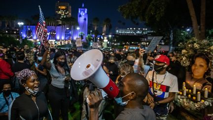 Une manifestaion contre la brutalité policière à l'Union Station de Los Angeles, le 23 septembre 2020, à la suite d'une décision sur l'affaire Breonna Taylor à Louisville dans l'Etat de Kentucky. (APU GOMES / AFP)