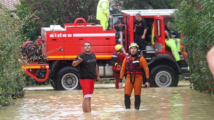 A Plaissan (H&eacute;rault), des pompiers, en tenue de plong&eacute;e, arpentent les rues pour mettre les habitants en s&eacute;curit&eacute;. (  MAXPPP)