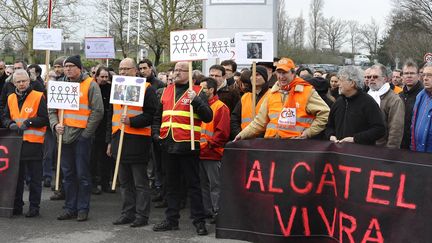 A l'issue d'une r&eacute;union entre les d&eacute;l&eacute;gu&eacute;s syndicaux et&nbsp;le PDG d'Alcatel-Lucent, des salari&eacute;s&nbsp;du site d'Orvault (Loire-Atlantique)&nbsp;protestent contre un plan de r&eacute;duction d'effectifs, le 11 janvier 2013. (MAXPPP)