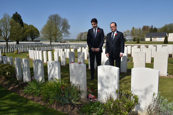 Justin Trudeau et François Hollande se recueillent dans le cimetière militaire canadien de Vimy (9 avril 2017)
 (Philippe Huguen / AFP)