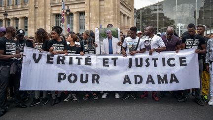 Des manifestants participent à un rassemblement pour réclamer "vérité et justice" devant la Gare du Nord, à Paris, le 30 juillet 2016, après la mort d'Adama Traoré lors de son interpellation par des gendarmes. (JULIEN MATTIA / NURPHOTO / AFP)