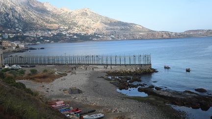 Des migrants&nbsp;traversent la frontière entre le Maroc et l'enclave espagnole de Ceuta, le 30 août 2019. (ANTONIO SEMPERE / AFP)