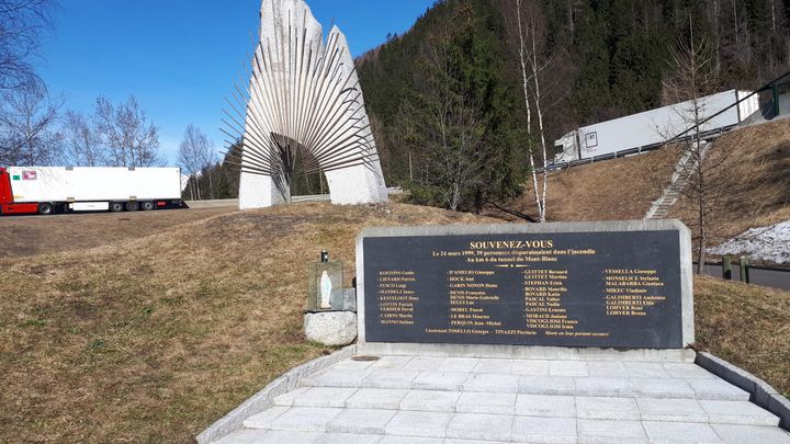 Le mémorial dédié aux 39 victimes de l'incendie du tunnel du Mont-Blanc de 1999. (BENJAMIN MATHIEU / FRANCE-INFO)