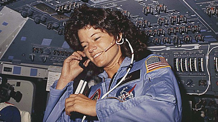 L'astronaute Sally Ride &agrave; bord de la navette Challenger, en juin 1983, pour son premier vol dans l'espace. (NASA / AFP)