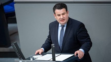 Hubertus Heil, le ministre fédéral du Travail et des Affaires sociales, s'exprime lors de la séance plénière au Bundestag allemand, le 25 juin 2021, à Berlin. (BERND VON JUTRCZENKA / DPA)