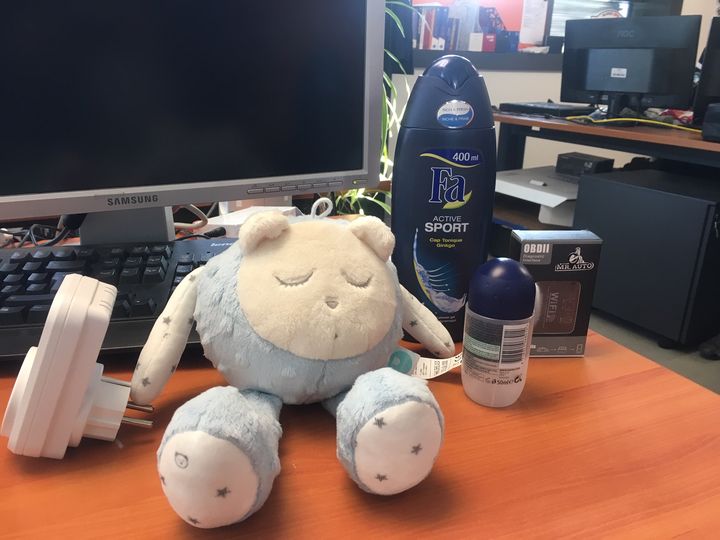 Une peluche, un déodorant ou un gel douche, utilisés par des hackers pour violer la vie privée de leurs victimes. (DAVID DI GIACOMO / RADIO FRANCE)