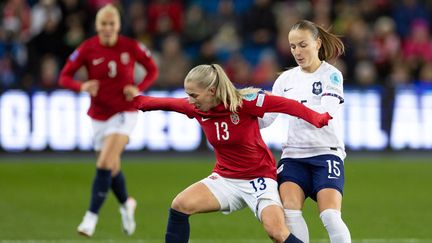 La Française Julie Dufour (en blanc) au duel avec une adversaire norvégienne en Ligue des nations, le 27 octobre 2023. (SIPA)