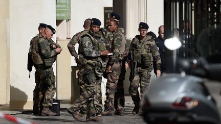 Des militaires français sur le le lieu où un véhicule a renversé six militaires de l'opération Sentinelle, mercredi 9 août à Levallois-Perret (Hauts-de-Seine). (STEPHANE DE SAKUTIN / AFP)