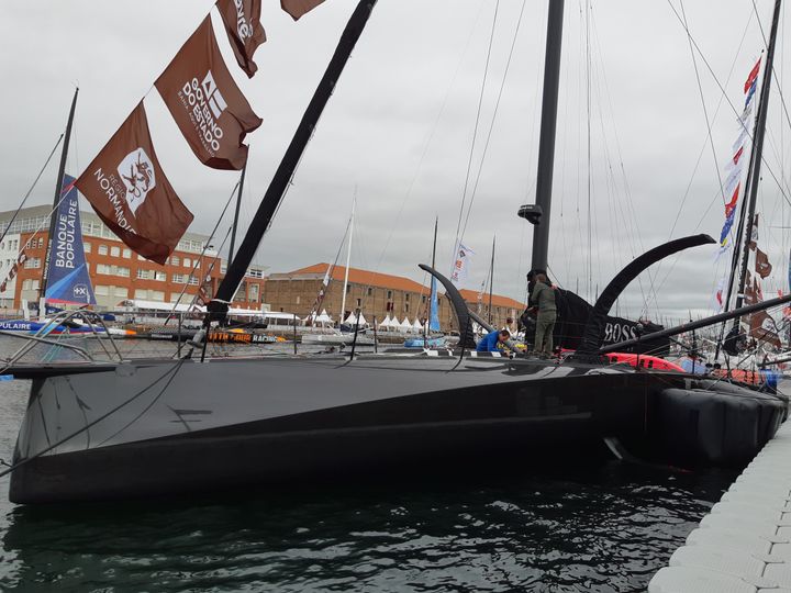 Bateau à foils du skipper britannique Alex Thomson, IMOCA&nbsp;Hugo Boss.&nbsp; (FABRICE RIGOBERT / RADIO FRANCE)