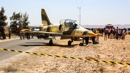 L'avion de guerre libyen, L-39 Albatros, appartenant aux forces de Khalifa Haftar, l'homme fort de Cyrénaïque, après son atterrissage d'urgence dans la ville de Médenine, dans le sud-est tunisien le 22 juillet 2019. (FATHI NASRI / AFP)