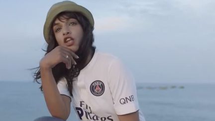 Capture d'écran du clip de M.I.A. qui la montre arborant un maillot du PSG.&nbsp; (M.I.A. / YOUTUBE)