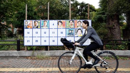 Un panneau électoral pour les élections législatives anticipées au Japon, à Tokyo, le 25 octobre 2024. (FRANCK ROBICHON/EPA/AFP)