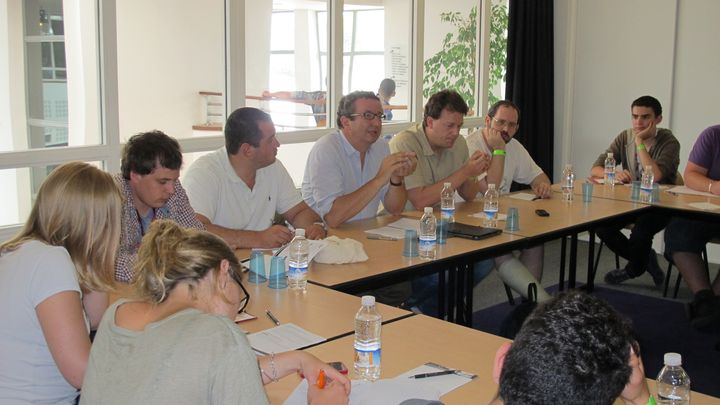 16h30. Christian Paul (avec lunettes) au cours d'un atelier sur le num&eacute;rique aupr&egrave;s des jeunes socialistes &agrave; La Rochelle, vendredi 24 ao&ucirc;t 2012.&nbsp; (SALOME LEGRAND / FTVI)