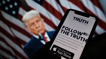 Une image illustrant le futur réseau Truth Social lancé par l'ancien président Donald Trump s'affiche sur un écran d'ordinateur à Los Angeles (Californie, Etats-Unis) le 20 octobre 2021. (CHRIS DELMAS / AFP)