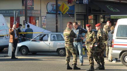 Les deux militaires tu&eacute;s &agrave; Montauban (Tarn-et-Garonne) jeudi 15 mars 2012 ont &eacute;t&eacute; pris pour cible alors qu'ils retiraient de l'argent non loin de leur caserne. (ERIC CABANIS / AFP)