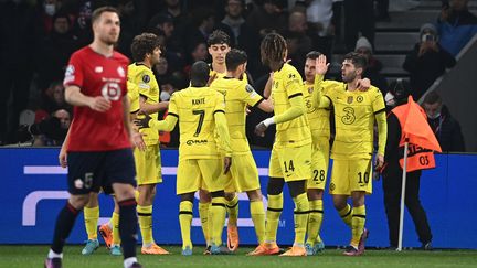 Le bonheur des joueurs de Chelsea après leur but, le 16 mars 2022 en huitième de finale retour de Ligue des champions contre le Losc, à Lille. (FRANCK FIFE / AFP)