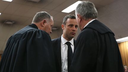 L'athl&egrave;te paralympique sud-africain Oscar Pistorius, le 5 mars 2014 au tribunal de Pretoria (Afrique du Sud).&nbsp; (ALON SKUYI / AFP)