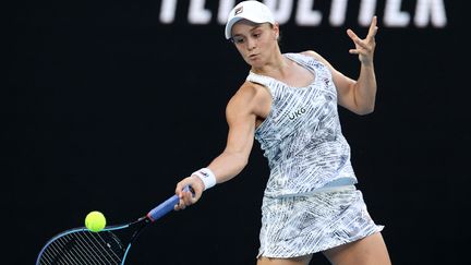 L'Australienne Ashleigh Barty&nbsp;lors de son quart de finale face à&nbsp;l'Américaine Jessica Pegula, le 25 janvier 2022.&nbsp; (MARTIN KEEP / AFP)