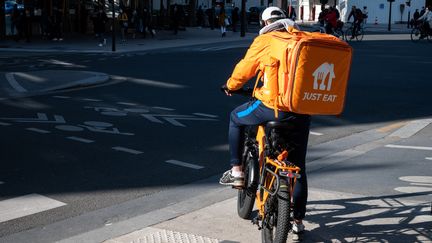 Illustration d'un livreur Just Eat à Paris. (RICCARDO MILANI / HANS LUCAS / via AFP)