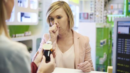 Attention aux médicaments en vente libre contre la grippe ou le rhume, certains peuvent provoquer des&nbsp;troubles cardiaques, digestifs ou neurologiques, parfois mortels. (Illlustration) (GETTY IMAGES / WESTEND61)