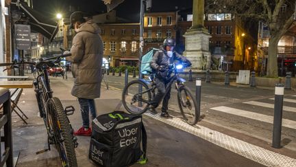 Le quotidien d'un livreur Uber eats pendant le couvre-feu à Toulouse, le 18 janvier 2021.&nbsp; (FRANCOIS LAURENS / HANS LUCAS / AFP)